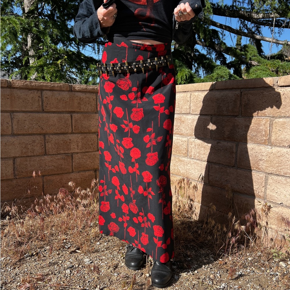 🌹🌹🌹 Vintage 90’s black & red rose high waist maxi skirt
